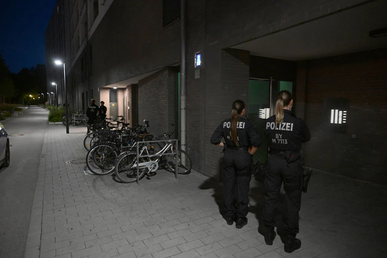 Als die Einsatzkräfte am Tatort eintrafen, entdeckten sie eine leblose Person. — © Felix Hörhager/dpa
