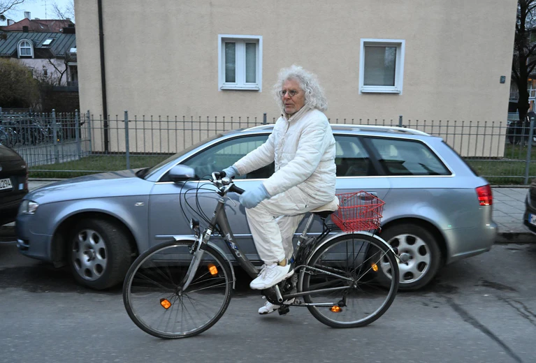 Rainer Langhans ist in Schwabing mit seinem Fahrrad unterwegs.  — © Felix Hörhager/dpa