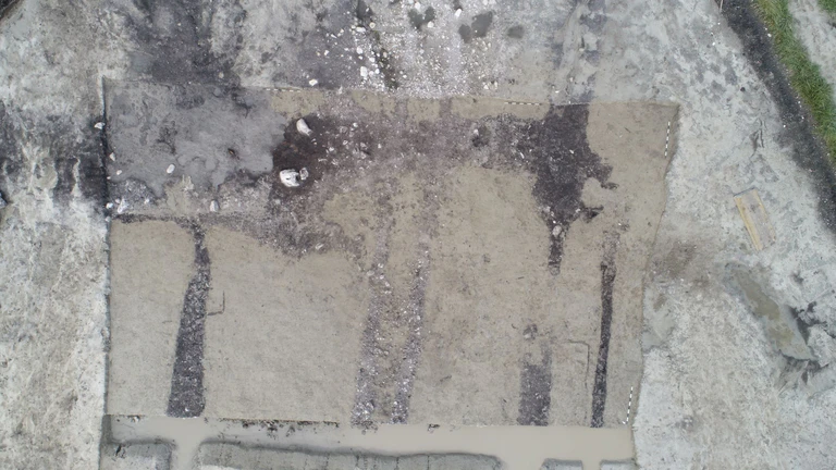 Bei archäologischen Ausgrabungen sind im Landkreis Weilheim-Schongau Funde an einem bronzezeitlichen Gräberfelder und an einer Straße aus der Römerzeit gesichert worden. Das Foto zeigt Fahrspuren der Straße aus der römischen Kaiserzeit. — © Lutz Kunstmann/Firma Archbau/dpa
