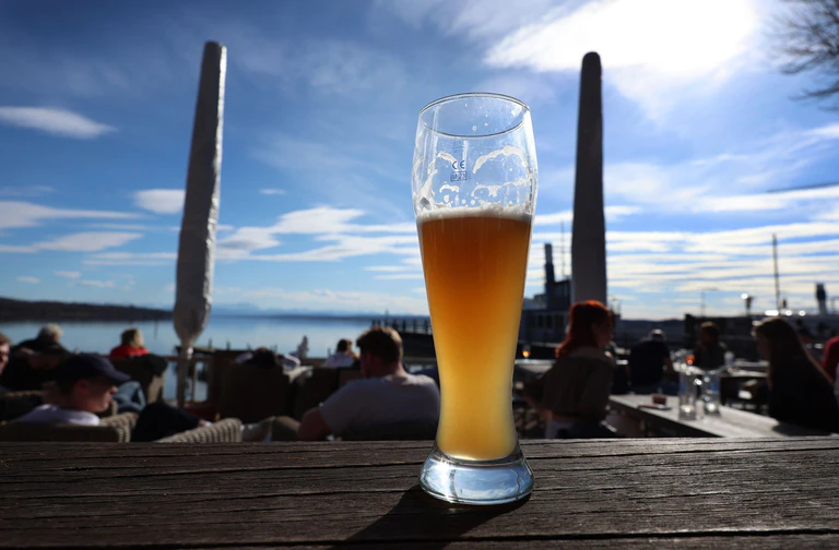 Selbst bei traumhaftem Ausblick ist nicht immer jeder Gast zufrieden. (Symbolbild) — © Karl-Josef Hildenbrand/dpa