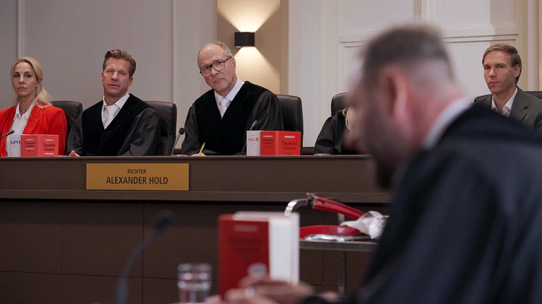 Wie früher werden ausgedachte Fälle pseudo-dokumentarisch verhandelt. — © Joyn/BECKER FILMS/Joyn/dpa