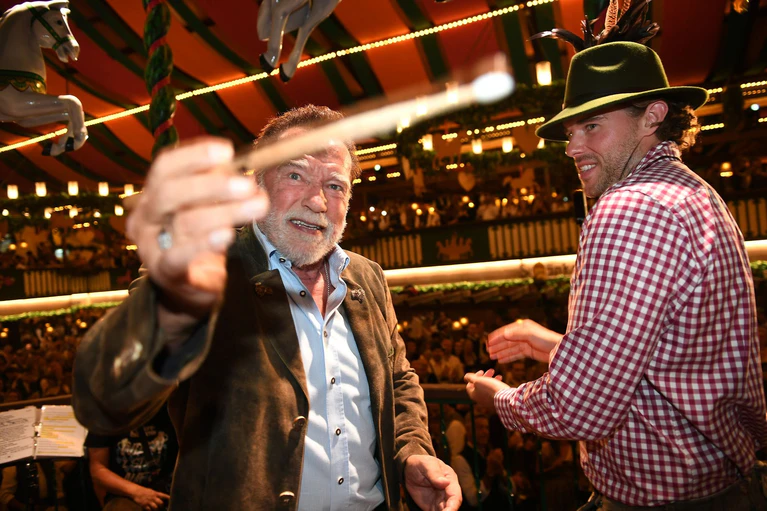 Frohgelaunt griff der «Terminator» im Marstall-Festzelt zum Taktstock. — © Felix Hörhager/dpa