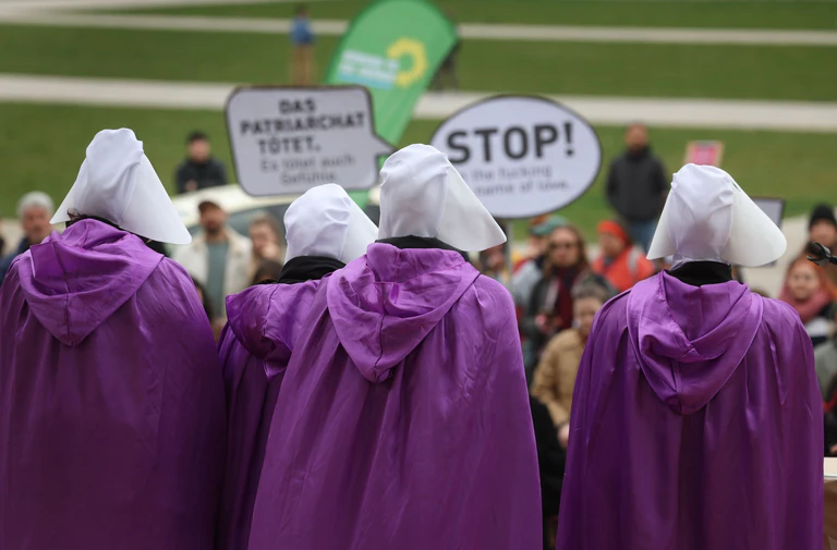 Die feministische Gruppe Handmaids Riot kritisiert noch immer bestehen Machtverhältnisse. — © Karl-Josef Hildenbrand/dpa
