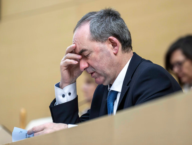 Aiwanger verteidigt sein Ja zum Finanzpaket im Bundesrat.  — © Peter Kneffel/dpa