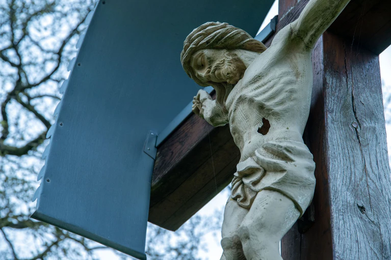 Am Karfreitag erinnern Christinnen und Christen an den Tod Jesu. (Symbolbild) — © Pia Bayer/dpa
