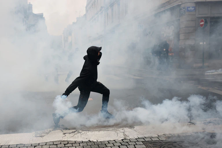 In Frankreich, Spanien, Italien und Albanien war es jüngst zu Ausschreitungen gekommen. (Archivbild) — © Jeremias Gonzalez/AP/dpa