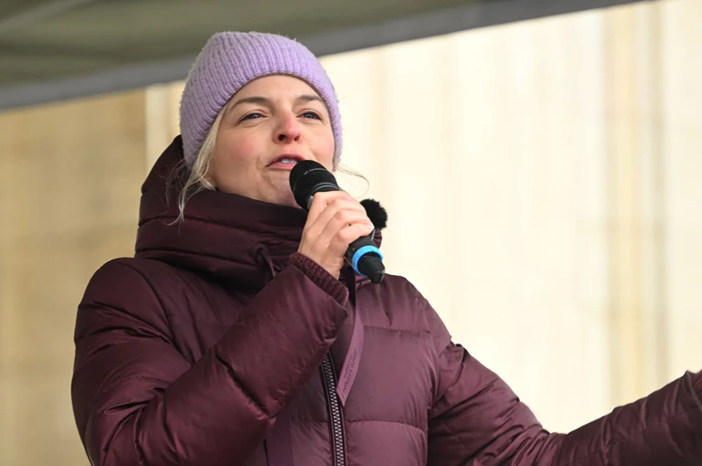 Katharina Schulze Fraktionschefin der Grünen im Landtag in Bayern sprach auf der Kundgebung. — © Felix Hörhager/dpa
