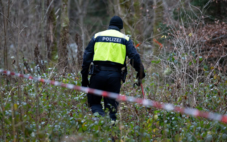 Die Polizei ermittelt nach dem Fund einer toten 34-Jährigen in einem Wald bei München auf Hochtouren. (Archivbild) — © Sven Hoppe/dpa
