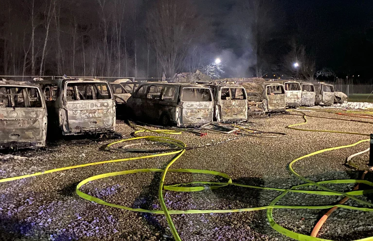 23 Polizeiautos mit spezieller Ausrüstung sind in München in Flammen aufgegangen. (Archivbild vom 25.1.) — © Berufsfeuerwehr München/dpa
