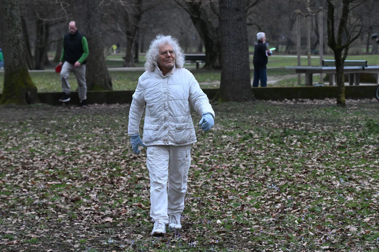 Der Alt-68-er Rainer Langhans beim Spaziergang im Park in München.  — © Felix Hörhager/dpa