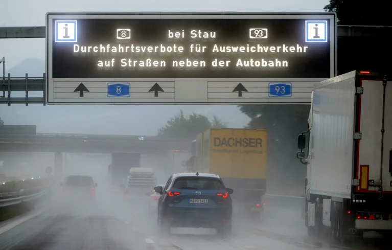 Wie in Tirol gibt es gelegentlich auch in Bayern Durchfahrtsverbote in Kommunen entlang von Autobahnen. (Archivfoto) — © Peter Kneffel/dpa