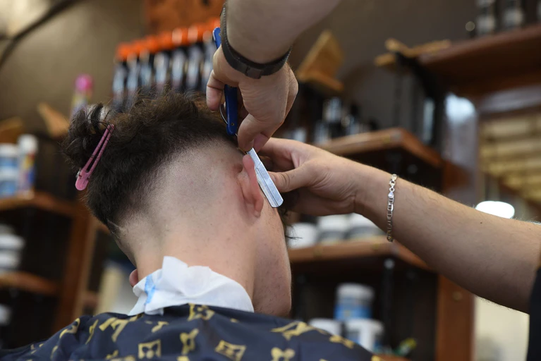 Wer «richtige» Frisuren anbietet, braucht einen Meister im Shop (Archivbild). — © Simon Kremer/dpa