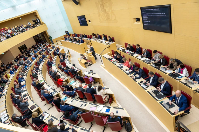 Der Ton im Landtag wird rauer. (Archivbild) — © Peter Kneffel/dpa
