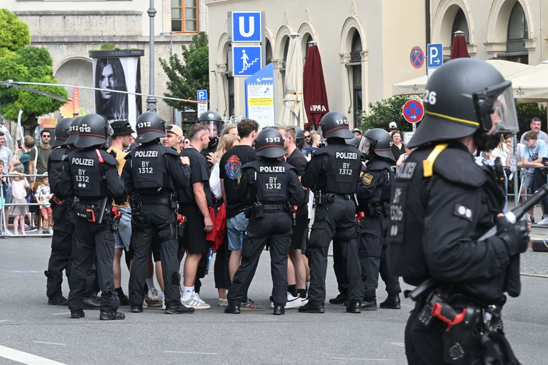 Das Bundesamt für Verfassungsschutz warnt davor, dass linksextreme Gruppen die deutschlandweiten Jugendproteste unterwandern und für ihre Zwecke missbrauchen könnten. (Symbolbild) — © Felix Hörhager/dpa