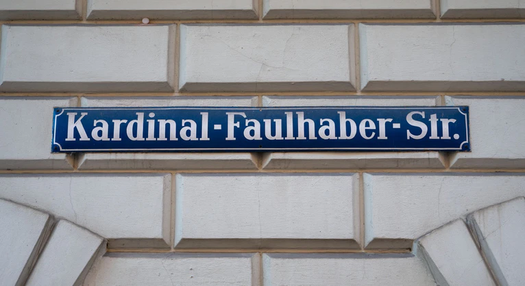 Ob die Kardinal-Faulhaber-Straße in München umbenannt werden soll, wird debattiert. (Archivbild) — © Leonie Asendorpf/dpa