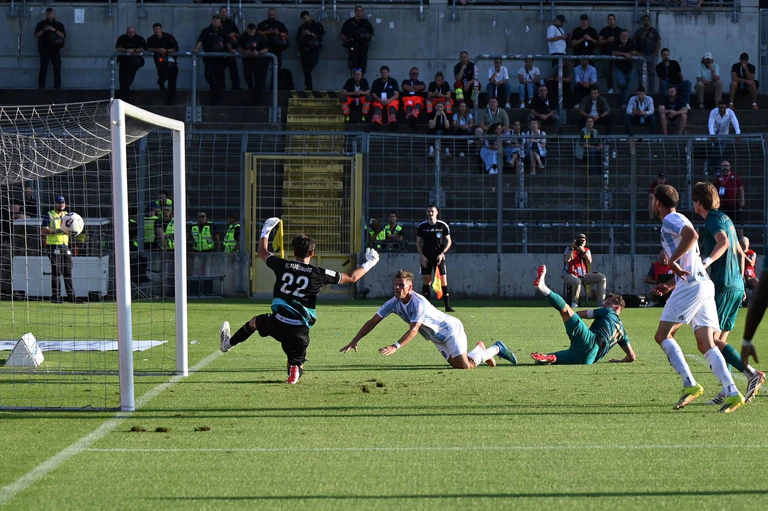 Florian Niederlechner trifft per Kopf zum 2:0. — © Florian Diettrich/dpa