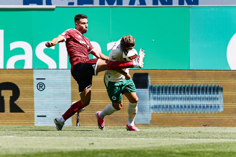Die Spieler von Fürth und Nürnberg schenkten sich im 277. Frankenderby nichts. — © Daniel Löb/dpa