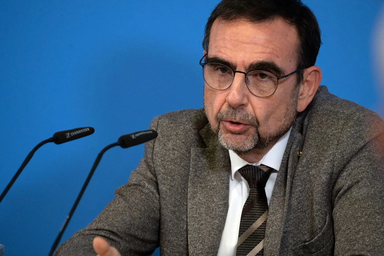 CSU-Fraktionschef Holetschek will die Kassenbeiträge von Bürgergeldempfängern zumindest teilweise aus dem Bundeshaushalt finanzieren. (Archivbild) — © Pia Bayer/dpa
