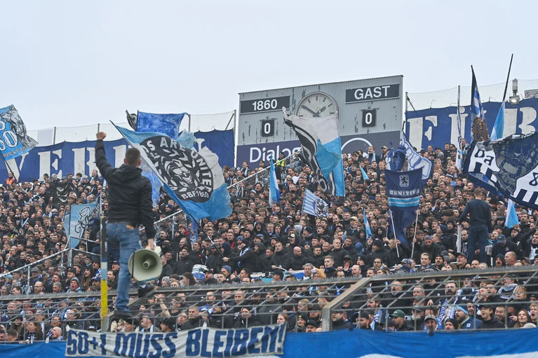 Können die «Löwen»-Fans am Freitagabend im Topspiel jubeln? (Archivbild) — © Frank Hoermann / SVEN SIMON/dpa