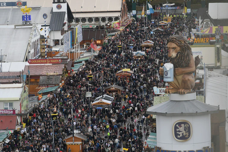 2025 musste das Wiesn-Gelände zeitweise wegen Überfüllung geschlossen werden (Archivbild). — © Felix Hörhager/dpa