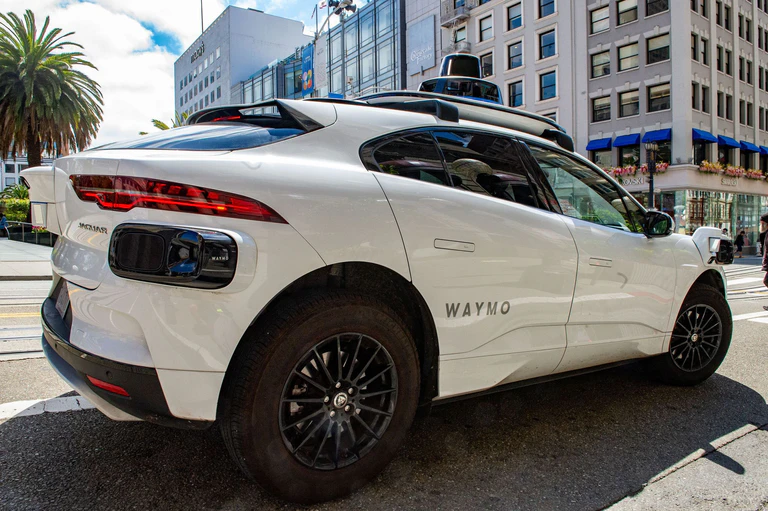 Robotaxis der Google-Schwesterfirma Waymo sollen 2027 in München fahren. (Archivbild) — © Andrej Sokolow/dpa