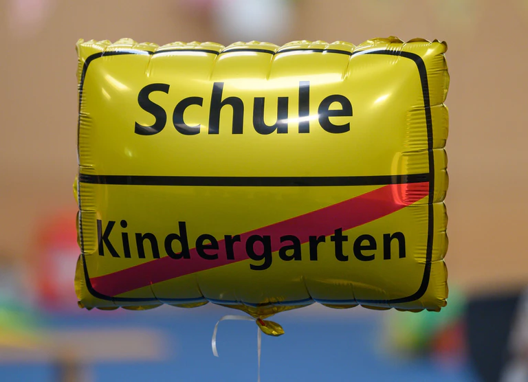 Alle Kinder ohne Bescheinigung ausreichender Sprachkenntnisse müssen zum Test in die Grundschulen. (Symbolbild). — © Robert Michael/dpa-Zentralbild/dpa