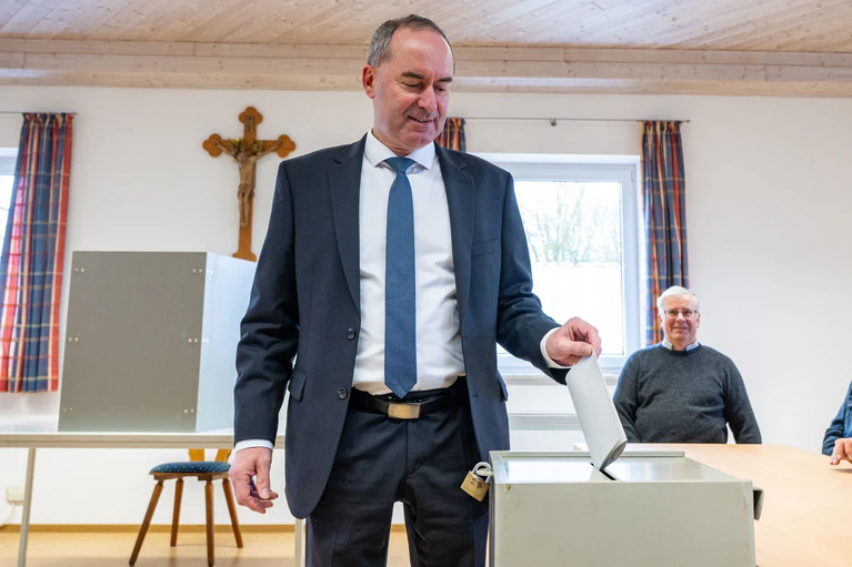 Aiwanger hat seine Stimme in Niederbayern abgegeben.  — © Armin Weigel/dpa