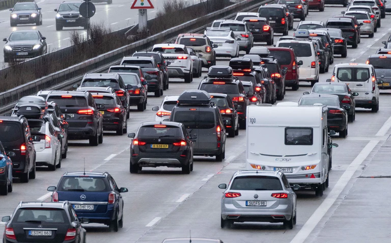 Der ADAC warnt vor Stau auf deutschen Autobahnen. (Archivbild) — © Marijan Murat/dpa