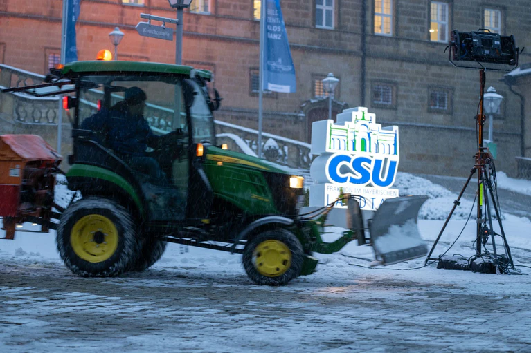 Auch am Tagungsort der CSU-Landtagsfraktion herrscht frostiges Winterwetter. — © Pia Bayer/dpa