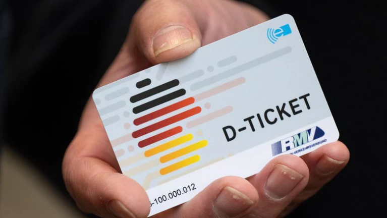 Bleibt das Deutschlandticket auf Dauer bestehen? Die Union hat sich bislang noch nicht festgelegt.  — © Boris Roessler/dpa