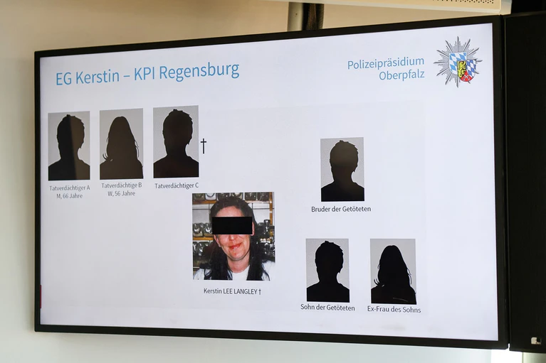 Auf einem Schaubild zeigten die Ermittler die relevanten Menschen im Cold Case. — © Daniel Löb/dpa