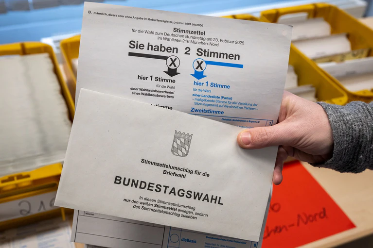 Die Zahl der Sitze im neuen Bundestags ist auf 630 beschränkt. Wie viele bayerische Abgeordnete das Parlament künftig haben wird, hängt neben der Zahl der Stimmen für die einzelnen Parteien auch von der Wahlbeteiligung ab. (Archivbild) — © Peter Kneffel/dpa