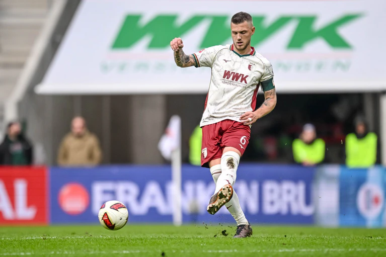Augsburgs Rekordspieler Jeffrey Gouweleeuw am Ball. — © Harry Langer/dpa