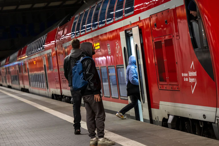 Mit dem Wechsel zum Winterfahrplan am 15. Dezember wird es in mehreren Regionen Bayerns mehr Zugverbindungen geben. (Symbolbild) — © Peter Kneffel/dpa
