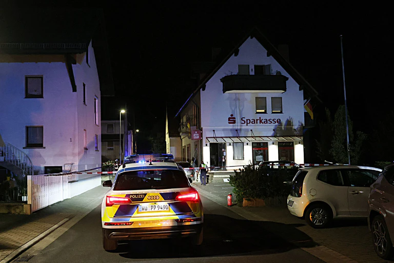 In Waldaschaff wurde ein Geldautomat gesprengt. Die dazugehörige Sparkassenfiliale ist in einem bewohnten Mehrfamilienhaus untergebracht. — © Ralf Hettler/dpa