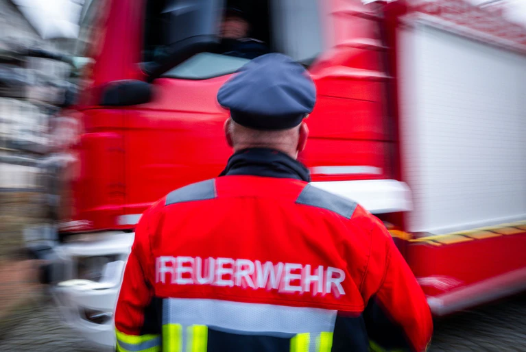 Rettungskräfte mussten wegen einer angebohrten Gasleitung ausrücken. (Illustration)  — © Jens Büttner/dpa