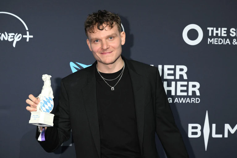 Schauspieler Johannes Hegemann bekommt den «Blauen Panther» als «Bester Schauspieler». — © Felix Hörhager/dpa