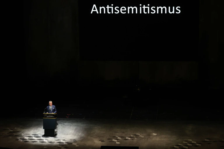 Friedman bei seiner Rede im Festspielhaus. — © Daniel Löb/dpa