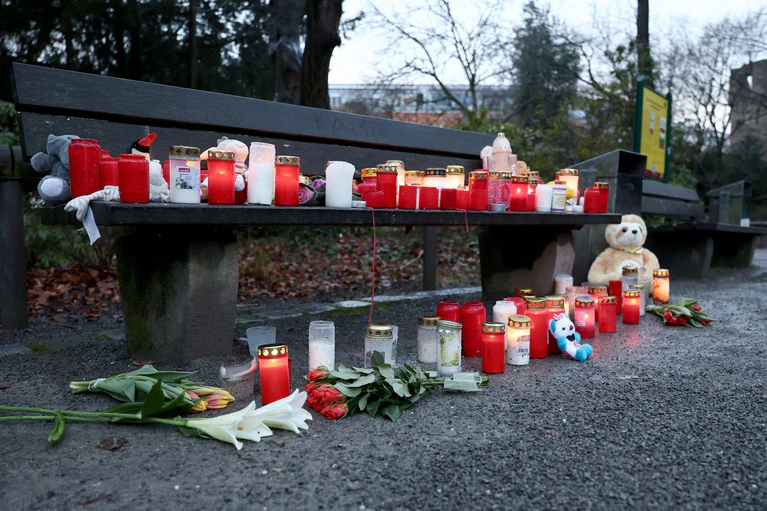 In einem Park in Aschaffenburg sind im Januar ein zweijähriger Junge und ein 41-jähriger Mann getötet sowie weitere Menschen schwer verletzt worden. Ministerpräsident Markus Söder (CSU) hat nun Ersthelfer ausgezeichnet. (Archivbild) — © Daniel Löb/dpa