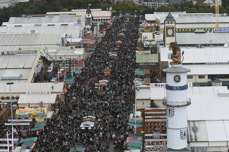 Viele Besucher zog die Wiesn auch dieses Jahr an - aber woher kamen sie? — © Felix Hörhager/dpa