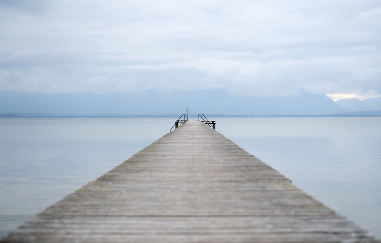 Zu Tagesbeginn sind viele Wolken und Nebel am bayerischen Himmel zu sehen. — © Sven Hoppe/dpa