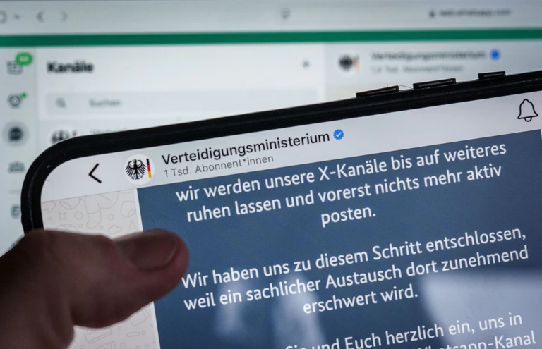 So mancher zog sich bereits zurück - wie sich die X-Nutzerzahlen langfristig entwickeln, ist unklar. (Archivbild) — © Michael Kappeler/dpa