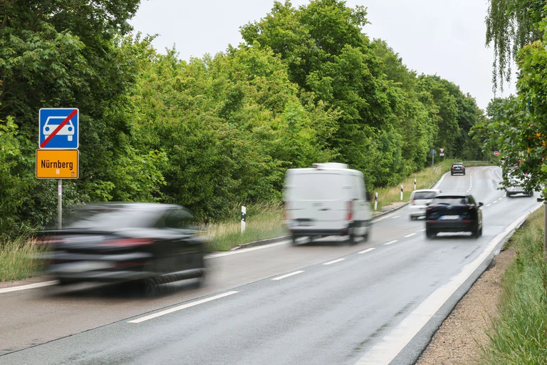 Auf dem Frankenschnellweg staut sich regelmäßig der Verkehr. Die Stadt will das ändern. Gegner halten die Pläne aber für zu kurz gegriffen. — © Daniel Löb/dpa
