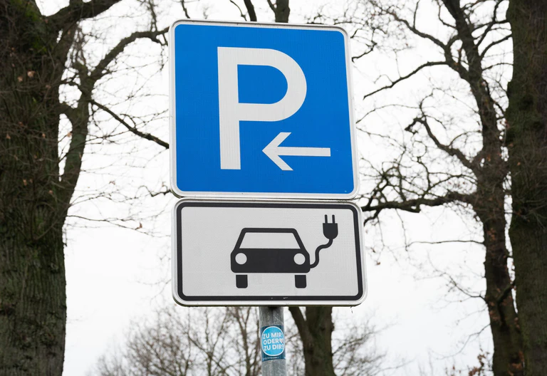 Ab dem 1. April dürfen Elektroautos in Bayern auf öffentlichen Stellflächen bis zu drei Stunden kostenlos parken. — © Julian Stratenschulte/dpa