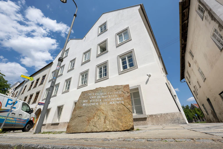 Hitlers Geburtshaus wird nach dem Umbau als Polizeizentrum eröffnet. — © Peter Kneffel/dpa