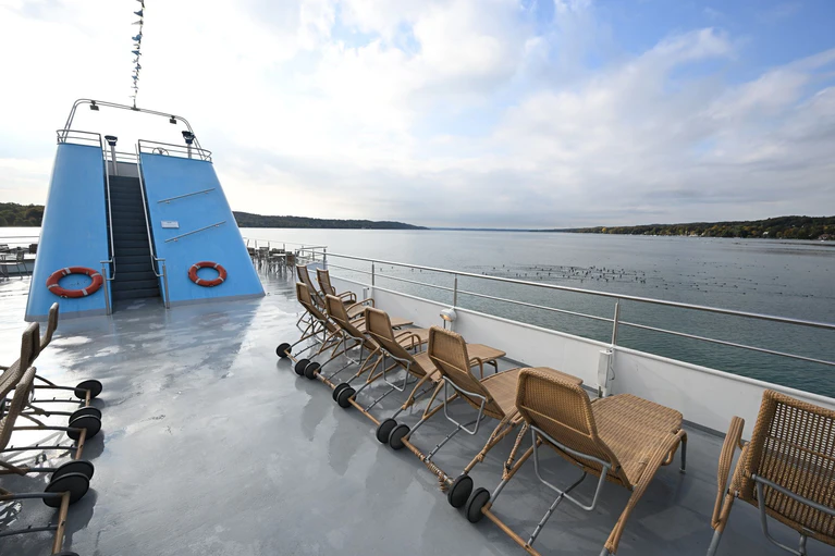 Nur wenige Menschen fuhren am Samstag noch mit dem Ausflugsschiff auf dem Starnberger See. — © Felix Hörhager/dpa