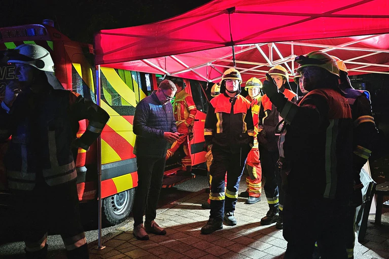 Die Feuerwehr war die ganze Nacht im Einsatz. — © Kilian Pfeiffer/dpa