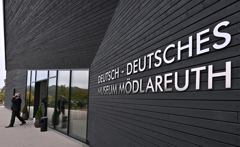 Bis zu 100.000 Gäste kommen jedes Jahr nach Mödlareuth. (Archivbild) — © Martin Schutt/dpa