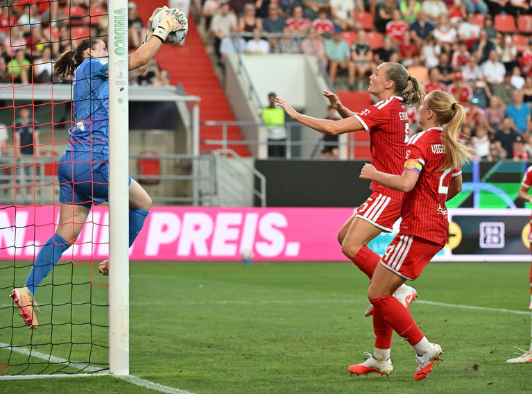 VfL-Torhüterin Stina Johannes patzt zweimal im Supercup. — © Peter Kneffel/dpa