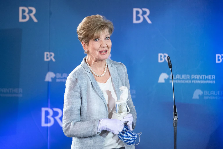 Für ihre Arbeit bekam sie viele Preise, darunter den Ehrenpreis des Bayerischen Fernsehpreises. (Archiv) — © Matthias Balk/dpa